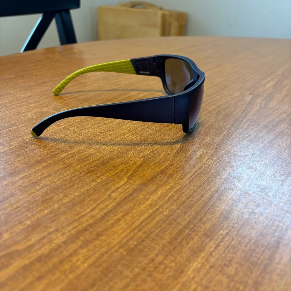 Foster Grant Black Wrap Sunglasses Green Textured‎ Arms Sporty